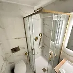 Airport Apartment *