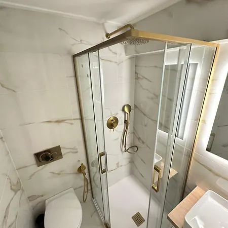 Airport Apartment *